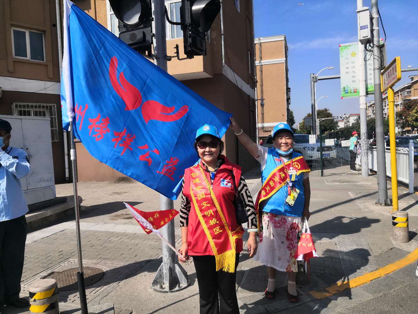 <strong>大鸡巴操的小骚逼都内翻出来内射达到高潮。</strong>